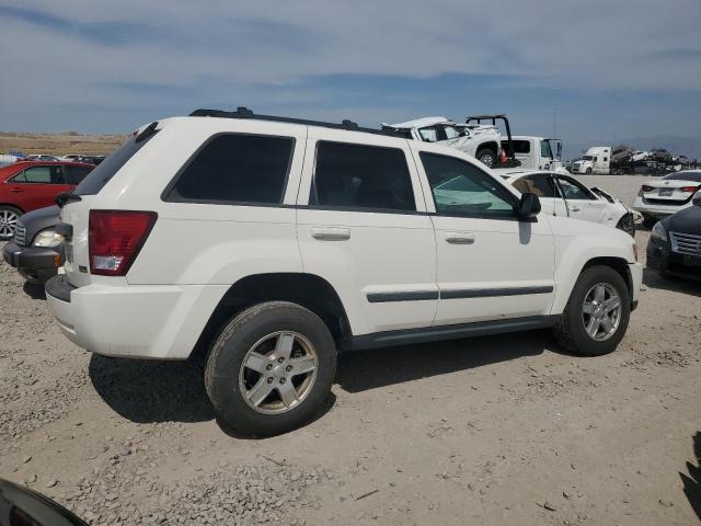 1J8HR48P07C582233 - 2007 JEEP GRAND CHER LAREDO WHITE photo 3
