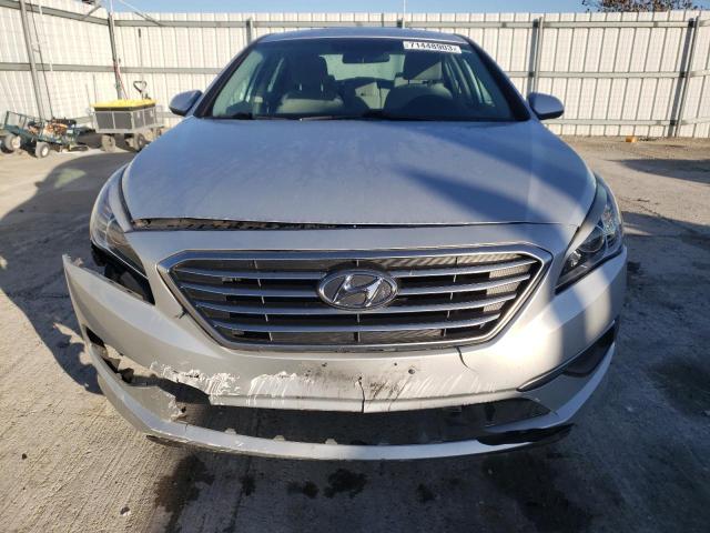 5NPE24AF5HH585649 - 2017 HYUNDAI SONATA SE SILVER photo 5