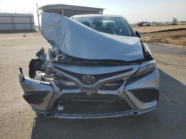 4T1G11AK6RU240236 - 2024 TOYOTA CAMRY SE NIGHT SHADE SILVER photo 5