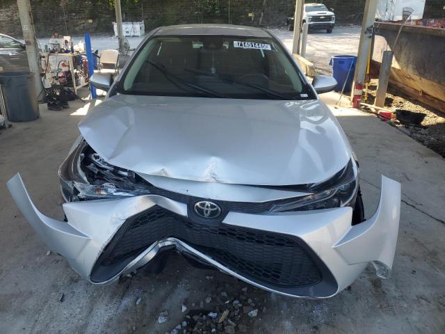 5YFEPMAE3NP333423 - 2022 TOYOTA COROLLA LE 银色 照片 5