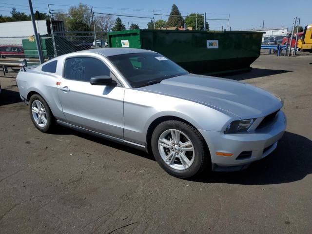 1ZVBP8AM6B5134163 - 2011 FORD MUSTANG SILVER photo 4