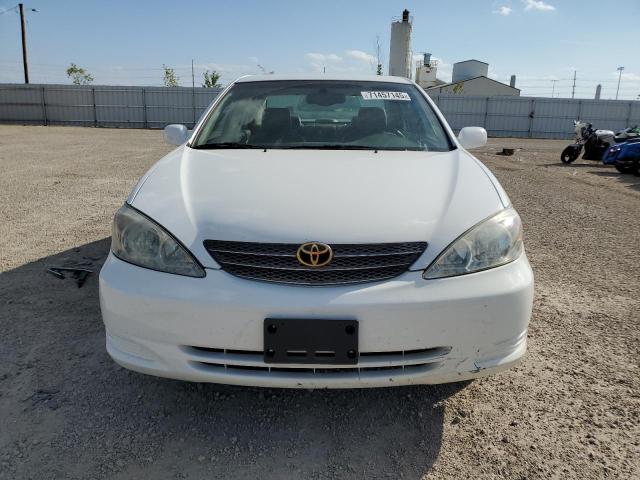 4T1BF30K52U028748 - 2002 TOYOTA CAMRY LE WHITE photo 5