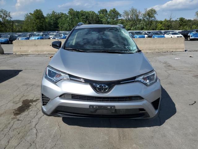 JTMBFREV2JJ259200 - 2018 TOYOTA RAV4 LE Silber Foto 5