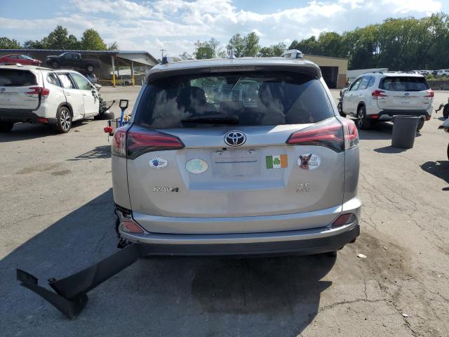JTMBFREV2JJ259200 - 2018 TOYOTA RAV4 LE Silber Foto 6