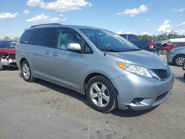 5TDKK3DC8BS046331 - 2011 TOYOTA SIENNA LE 银色 照片 4