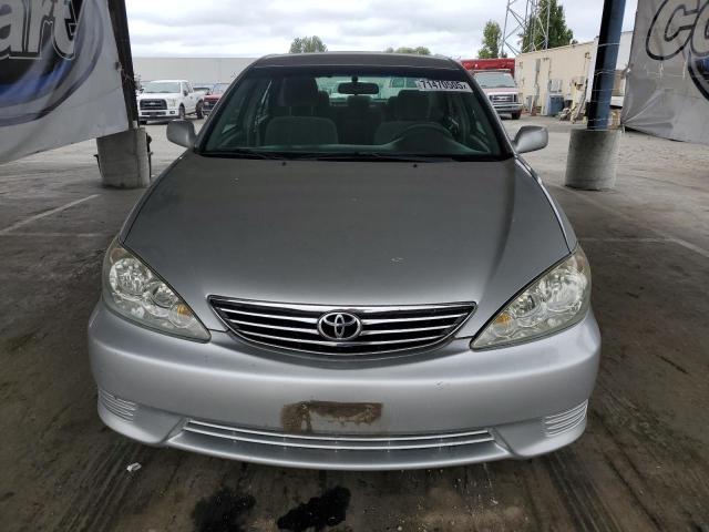 4T1BE32K25U073859 - 2005 TOYOTA CAMRY LE SILVER photo 5