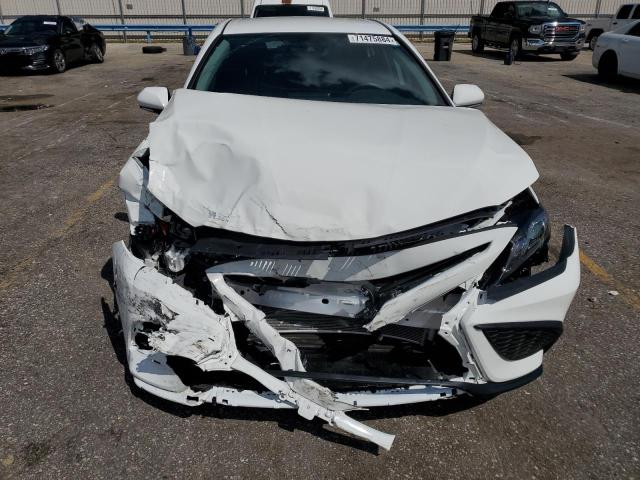 4T1G11AK5PU815309 - 2023 TOYOTA CAMRY SE NIGHT SHADE WHITE photo 5