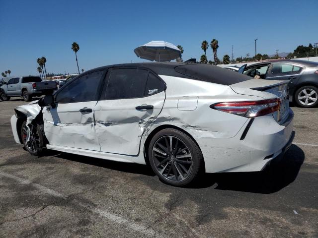 4T1BZ1HK7JU010492 - 2018 TOYOTA CAMRY XSE WHITE photo 2