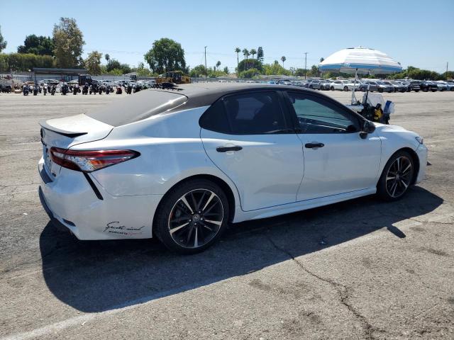 4T1BZ1HK7JU010492 - 2018 TOYOTA CAMRY XSE WHITE photo 3