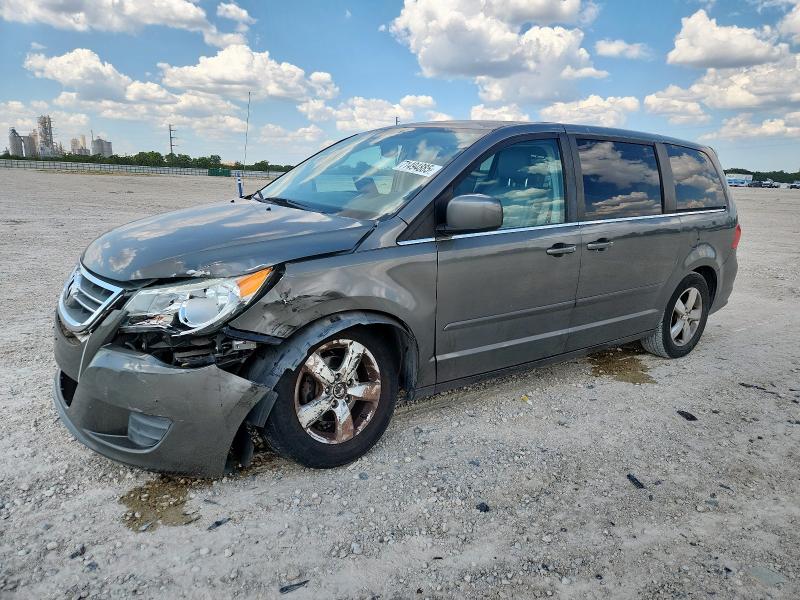 2010 VOLKSWAGEN ROUTAN SE, 