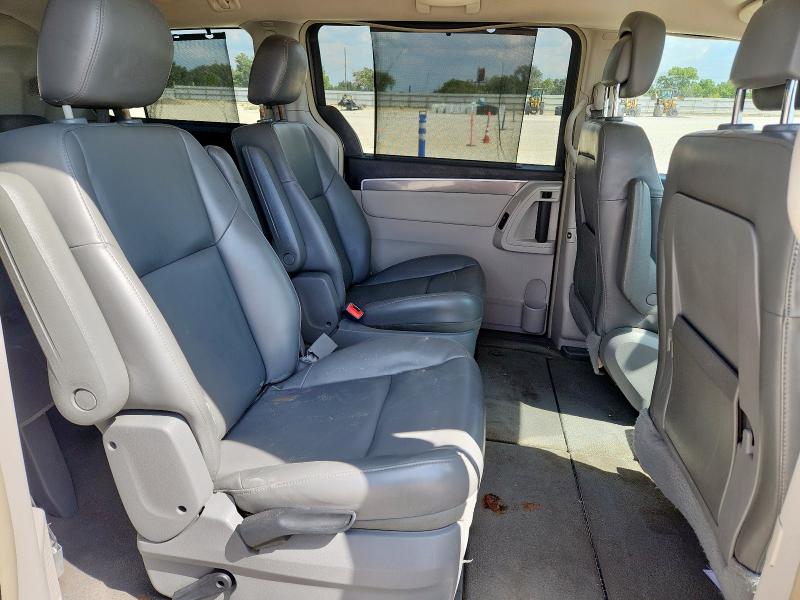 2V4RW3D18AR395441 - 2010 VOLKSWAGEN ROUTAN SE BROWN photo 11