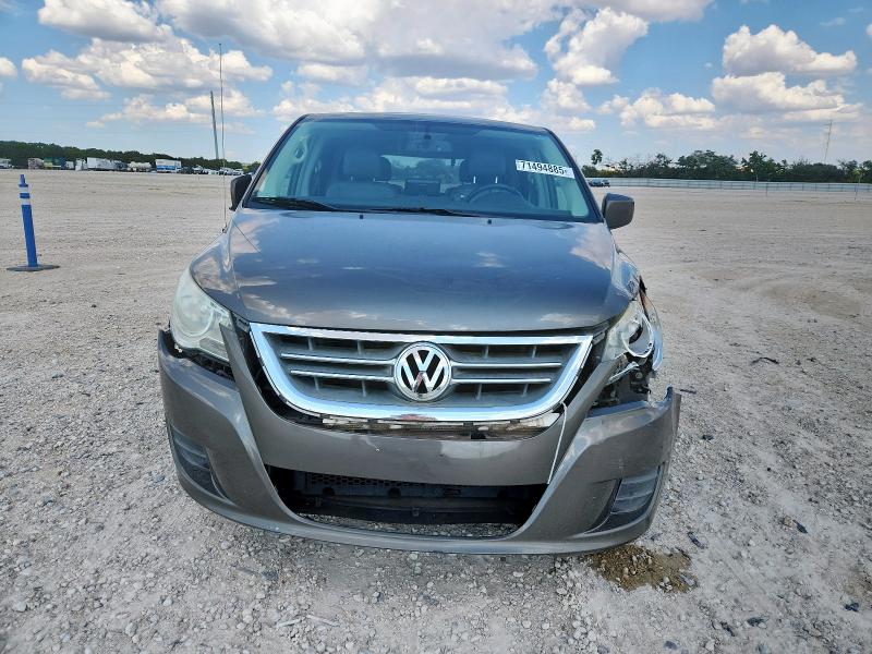 2V4RW3D18AR395441 - 2010 VOLKSWAGEN ROUTAN SE BROWN photo 5
