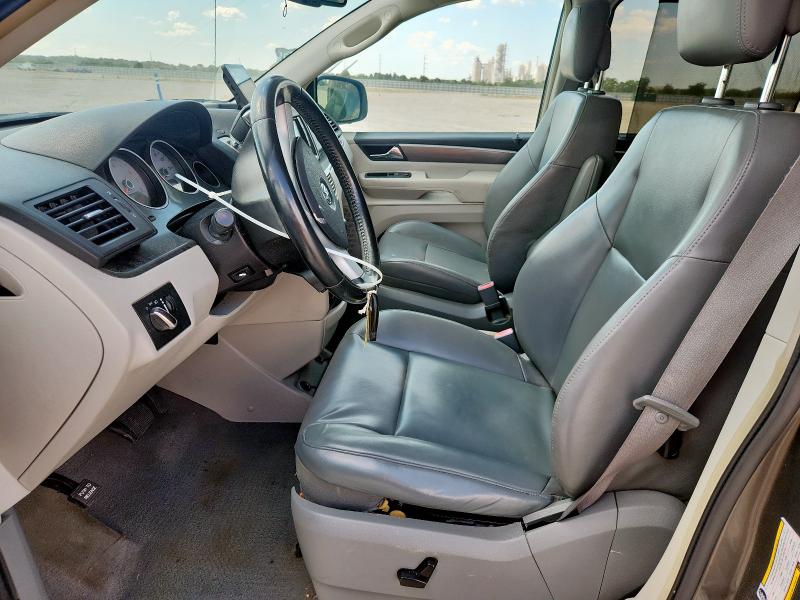 2V4RW3D18AR395441 - 2010 VOLKSWAGEN ROUTAN SE BROWN photo 7