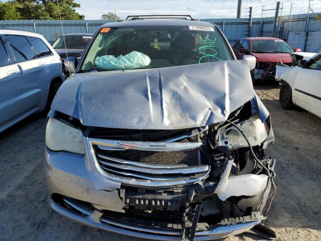 2C4RC1BGXDR796802 - 2013 CHRYSLER TOWN & COU TOURING 银色 照片 5