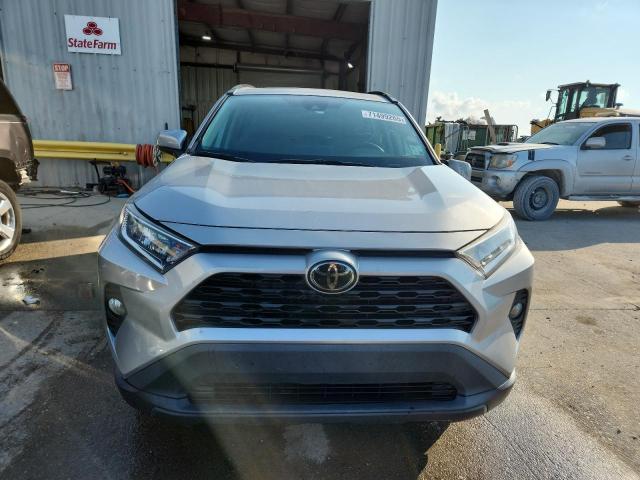 2T3W1RFV0LC045035 - 2020 TOYOTA RAV4 XLE GRAY photo 5