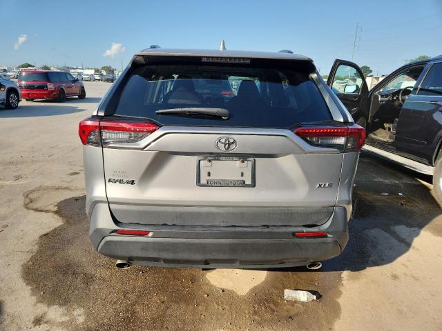 2T3W1RFV0LC045035 - 2020 TOYOTA RAV4 XLE GRAY photo 6