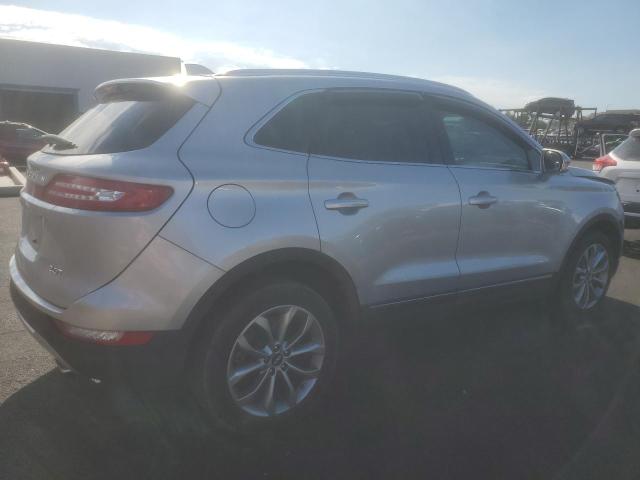 5LMCJ2C93JUL30928 - 2018 LINCOLN MKC SELECT فضي صورة 3