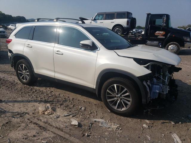 5TDKZRFHXKS553576 - 2019 TOYOTA HIGHLANDER SE WHITE photo 4