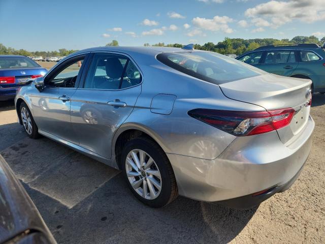 4T1R11BK9NU069872 - 2022 TOYOTA CAMRY LE SILVER photo 2