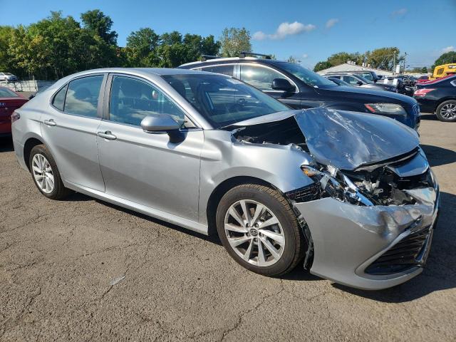 4T1R11BK9NU069872 - 2022 TOYOTA CAMRY LE SILVER photo 4