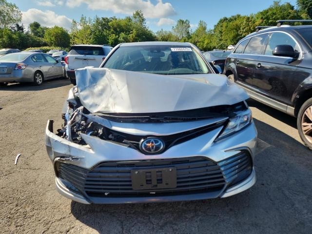 4T1R11BK9NU069872 - 2022 TOYOTA CAMRY LE SILVER photo 5