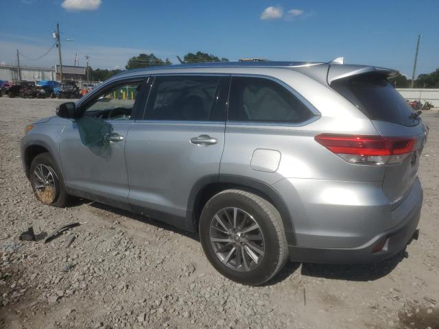 5TDKZRFH6KS361555 - 2019 TOYOTA HIGHLANDER SE Silber Foto 2
