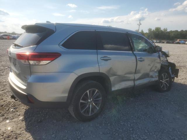 5TDKZRFH6KS361555 - 2019 TOYOTA HIGHLANDER SE Silber Foto 3