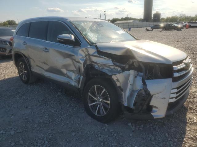 5TDKZRFH6KS361555 - 2019 TOYOTA HIGHLANDER SE Silber Foto 4