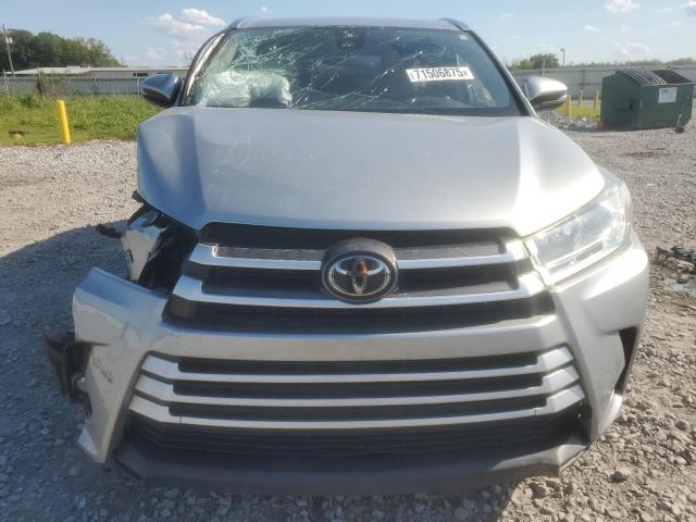 5TDKZRFH6KS361555 - 2019 TOYOTA HIGHLANDER SE Silber Foto 5