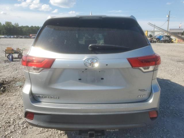 5TDKZRFH6KS361555 - 2019 TOYOTA HIGHLANDER SE Silber Foto 6
