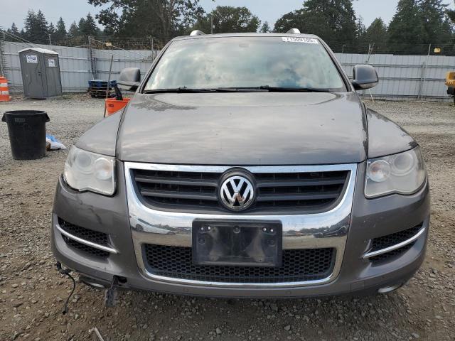 WVGBF7A93AD002327 - 2010 VOLKSWAGEN TOUAREG V6 GRAY photo 5