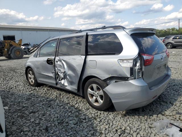 5TDKK3DC7GS756053 - 2016 TOYOTA SIENNA LE فضي صورة 2
