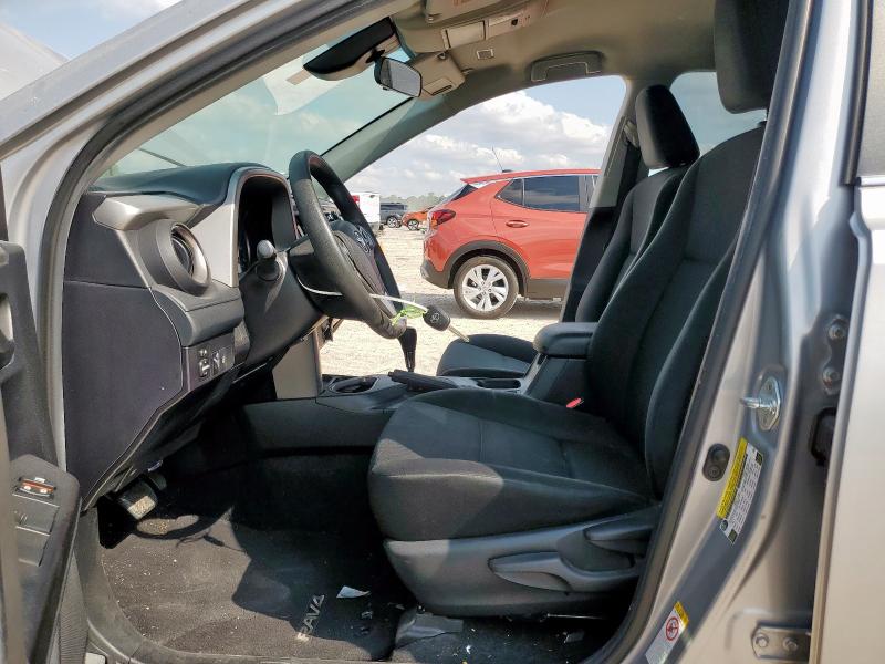 2T3ZFREV6JW426741 - 2018 TOYOTA RAV4 LE 银色 照片 7