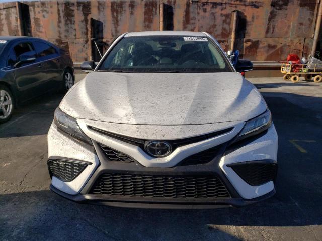 4T1G11AK7PU108566 - 2023 TOYOTA CAMRY SE NIGHT SHADE WHITE photo 5