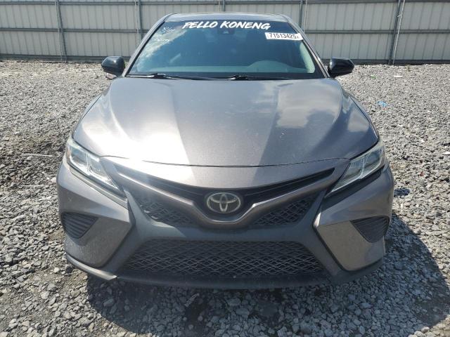 4T1B11HK8JU584901 - 2018 TOYOTA CAMRY L 灰色 照片 5