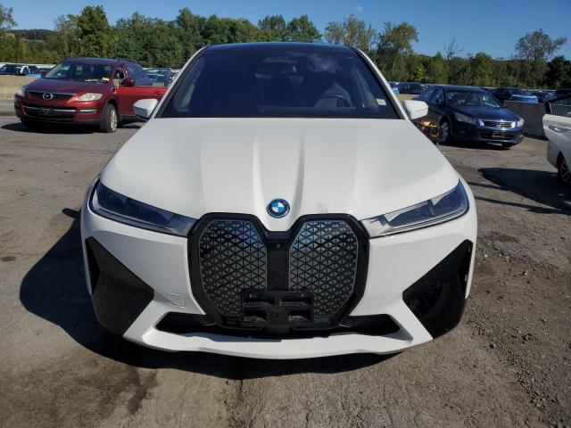 WB523CF00RCR85805 - 2024 BMW IX XDRIVE50 WHITE photo 5