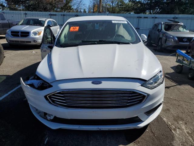 3FA6P0H71HR204699 - 2017 FORD FUSION SE WHITE photo 5