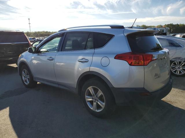 2T3RFREV7FW389402 - 2015 TOYOTA RAV4 XLE Srebrny zdjęcie 2