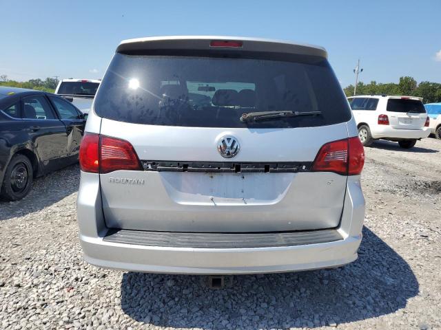2V8HW44159R575178 - 2009 VOLKSWAGEN ROUTAN S SILVER photo 6