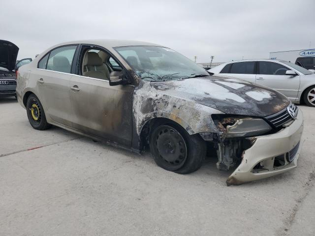 3VWDX7AJ6DM220028 - 2013 VOLKSWAGEN JETTA SE 棕色 照片 4