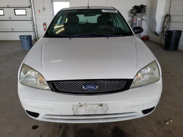 3FAFP31NX5R140992 - 2005 FORD FOCUS ZX3 WHITE photo 5