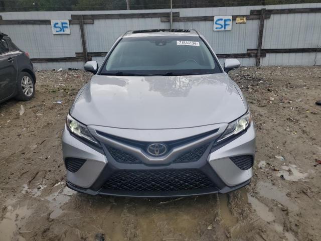 4T1B11HK8JU613815 - 2018 TOYOTA CAMRY L GRAY photo 5