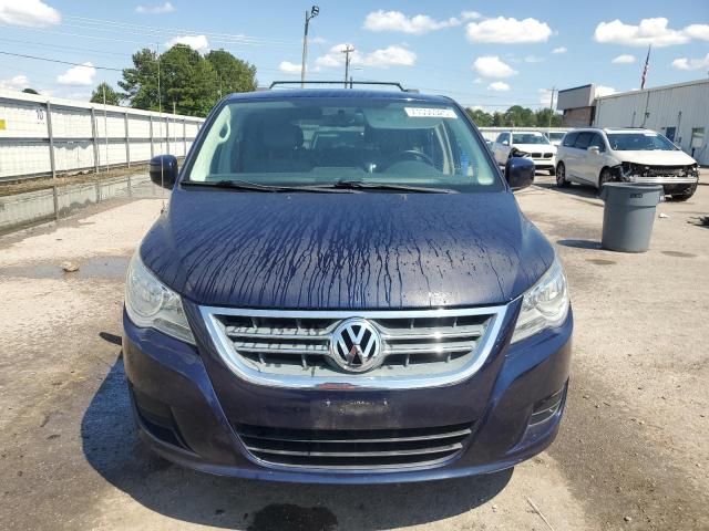 2C4RVABG4DR725055 - 2013 VOLKSWAGEN ROUTAN SE BLUE photo 5