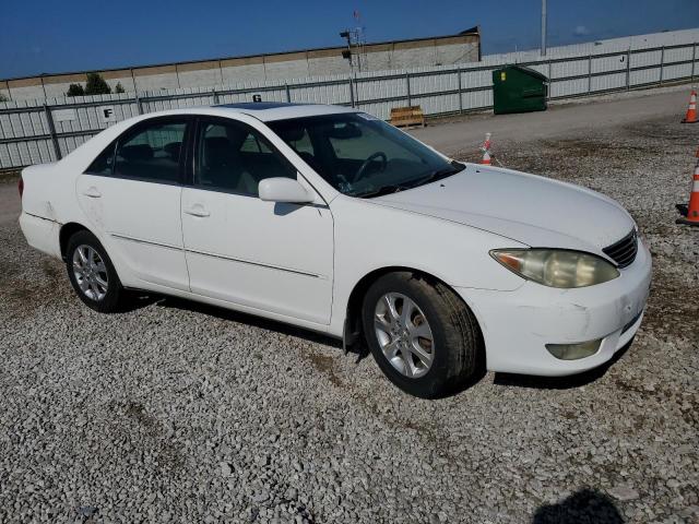 4T1BE30K75U394654 - 2005 TOYOTA CAMRY LE WHITE photo 4