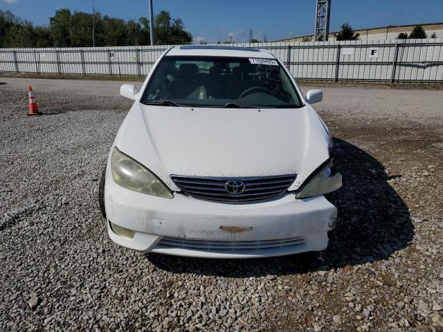 4T1BE30K75U394654 - 2005 TOYOTA CAMRY LE WHITE photo 5