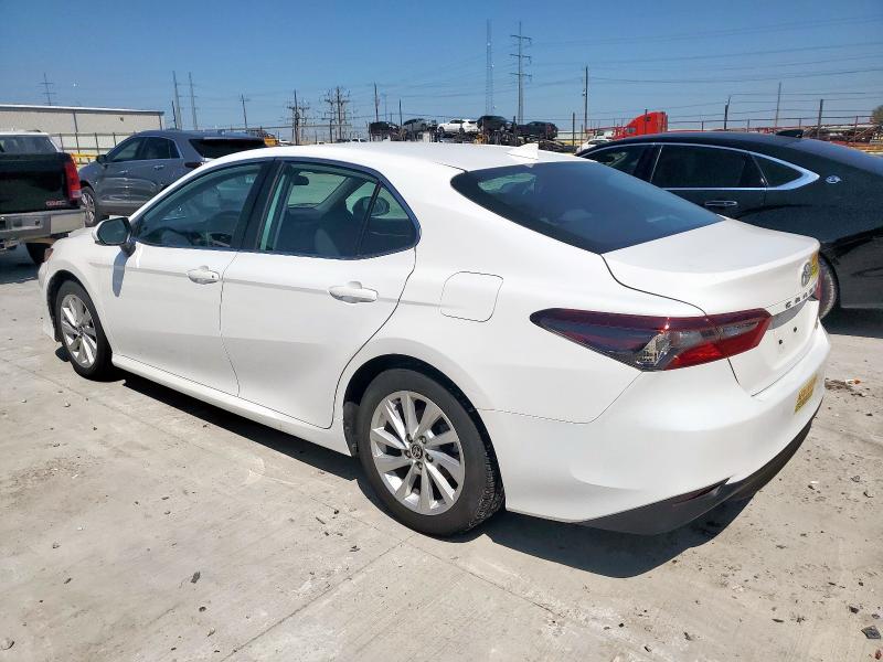 4T1C11AK7NU075855 - 2022 TOYOTA CAMRY LE WHITE photo 2