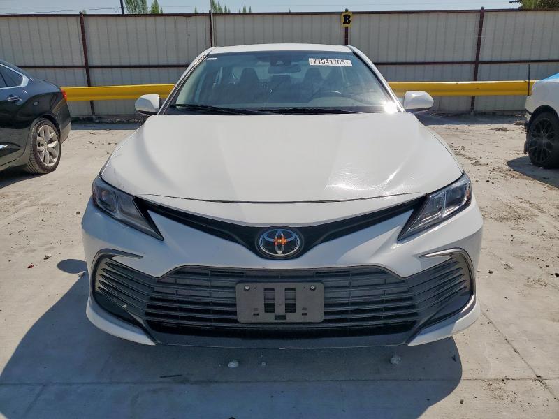 4T1C11AK7NU075855 - 2022 TOYOTA CAMRY LE WHITE photo 5