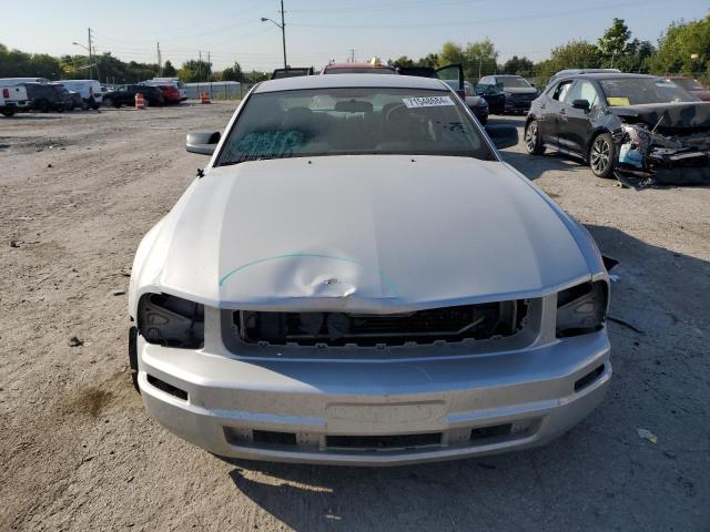 1ZVHT80N385142049 - 2008 FORD MUSTANG SILVER photo 5