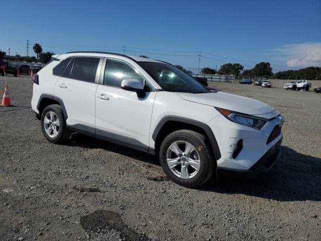 2T3W1RFVXMC099704 - 2021 TOYOTA RAV4 XLE WHITE photo 4