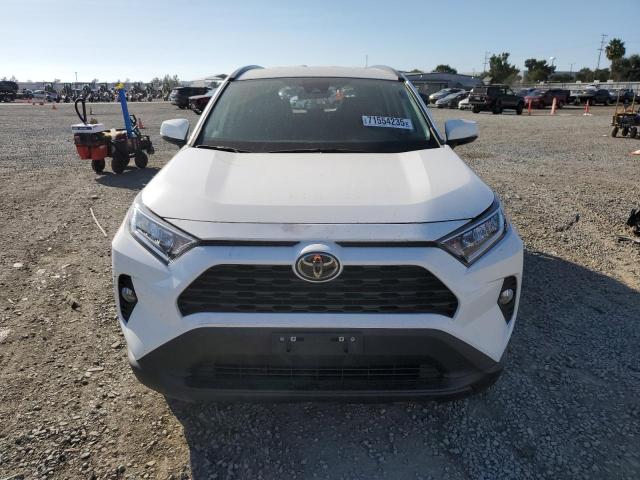 2T3W1RFVXMC099704 - 2021 TOYOTA RAV4 XLE WHITE photo 5